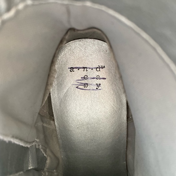 “A new day” silver ankle boots. (8) - Picture 6 of 7